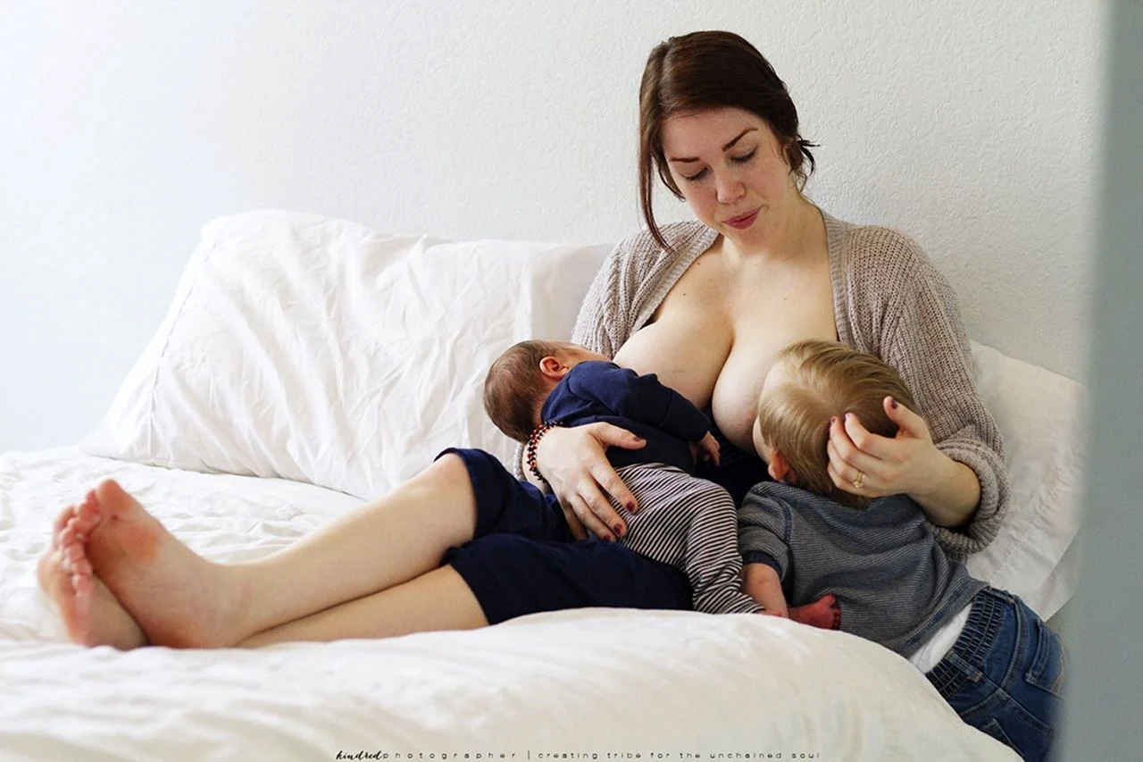 Анджелина Джоли breastfeed
