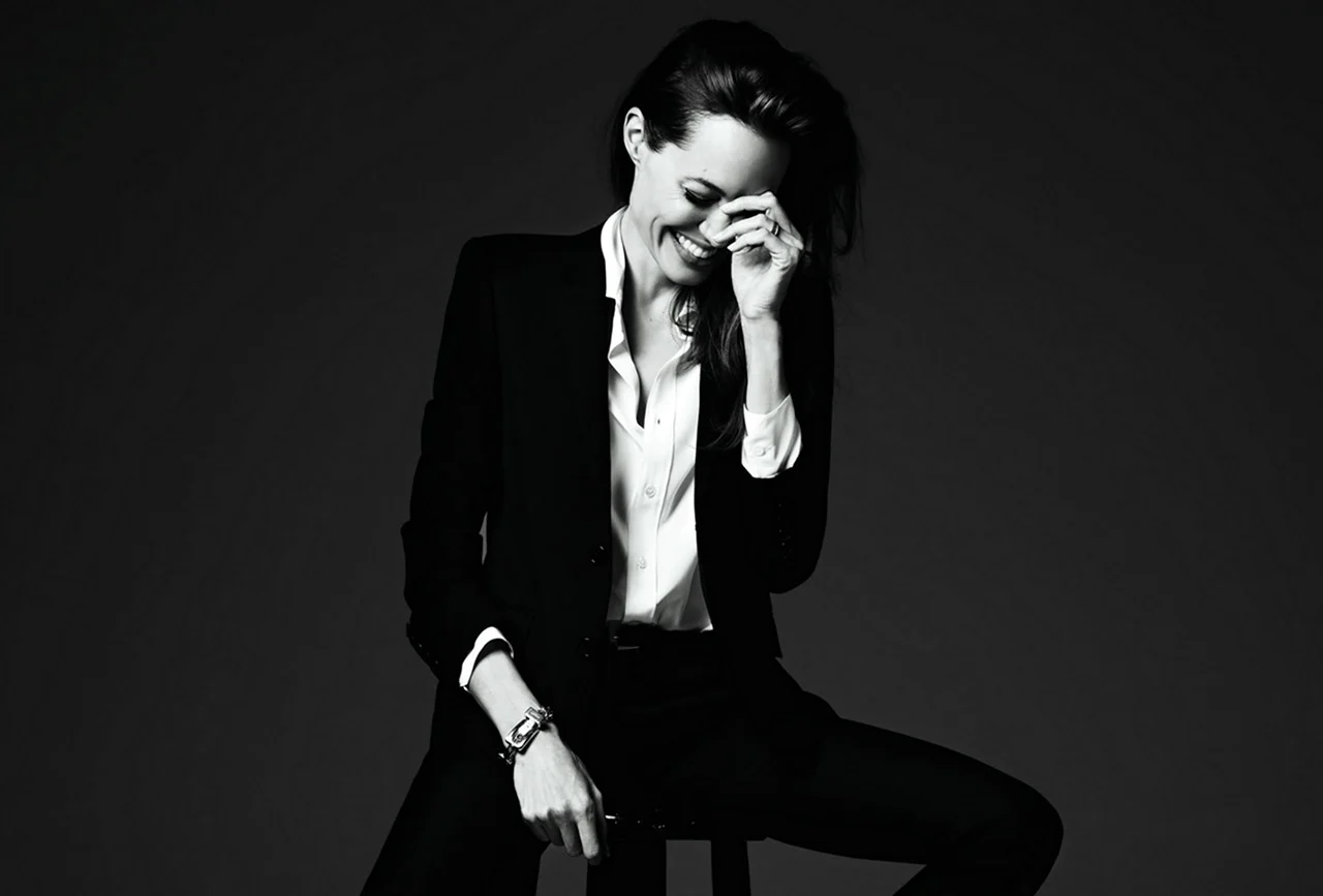 Анджелина Джоли фотосессия в рубашке
