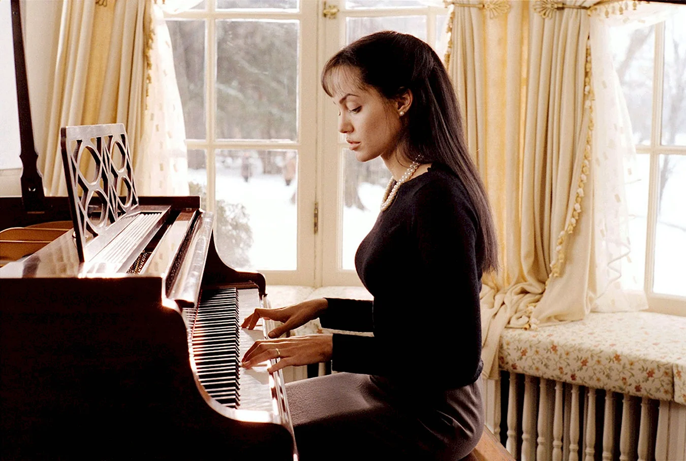 Анджелина Джоли на пианино