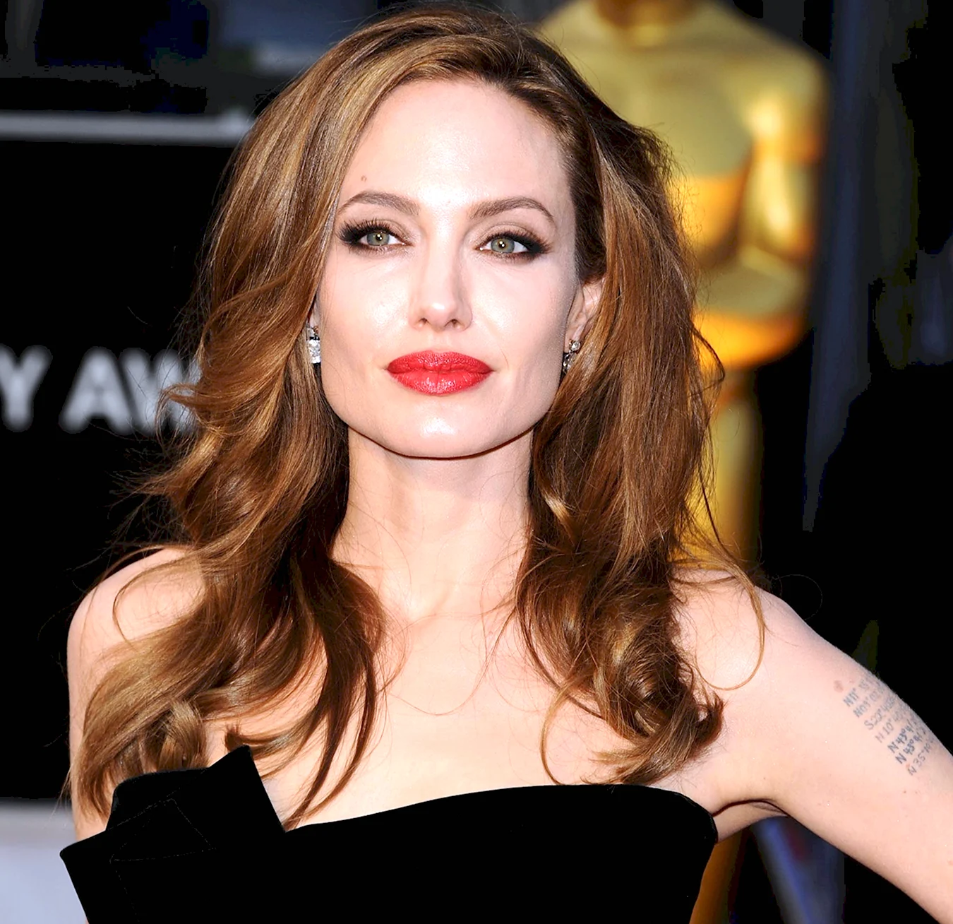 Анджелина Джоли с красной помадой