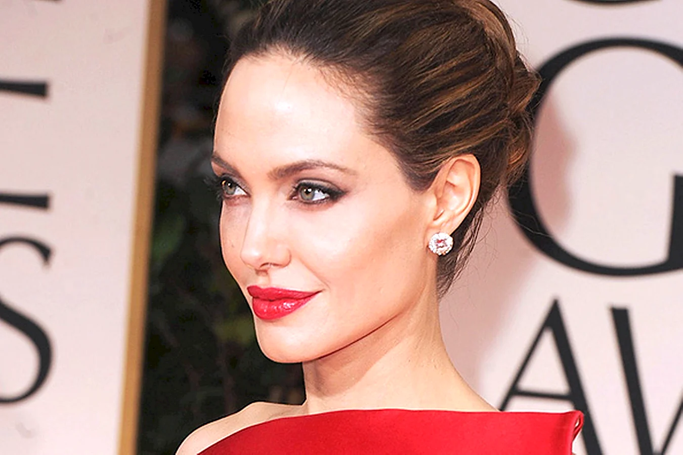 Анджелина Джоли с красной помадой