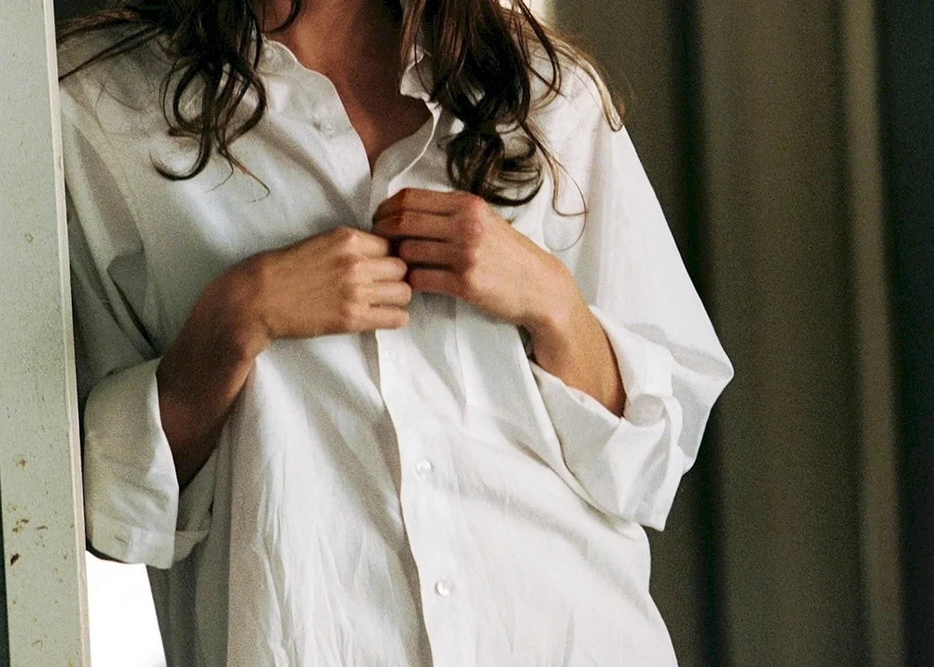 Анджелина Джоли в мужской рубашке