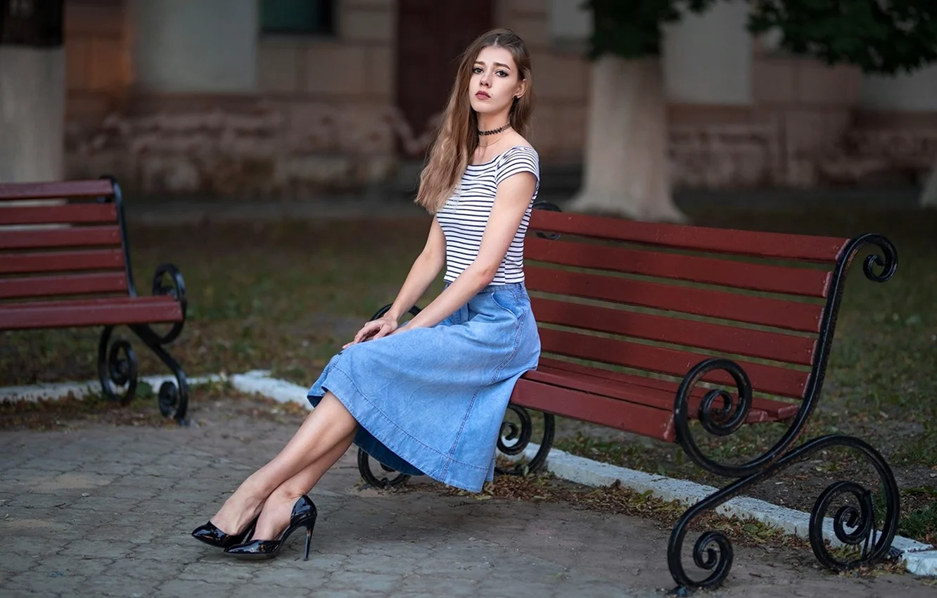 Анджелина Петрова на скамейке