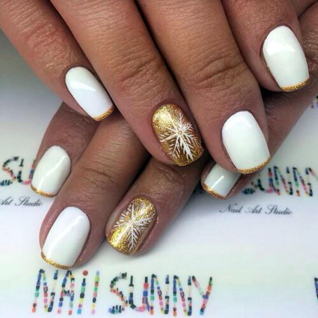 Бело золотые ногти