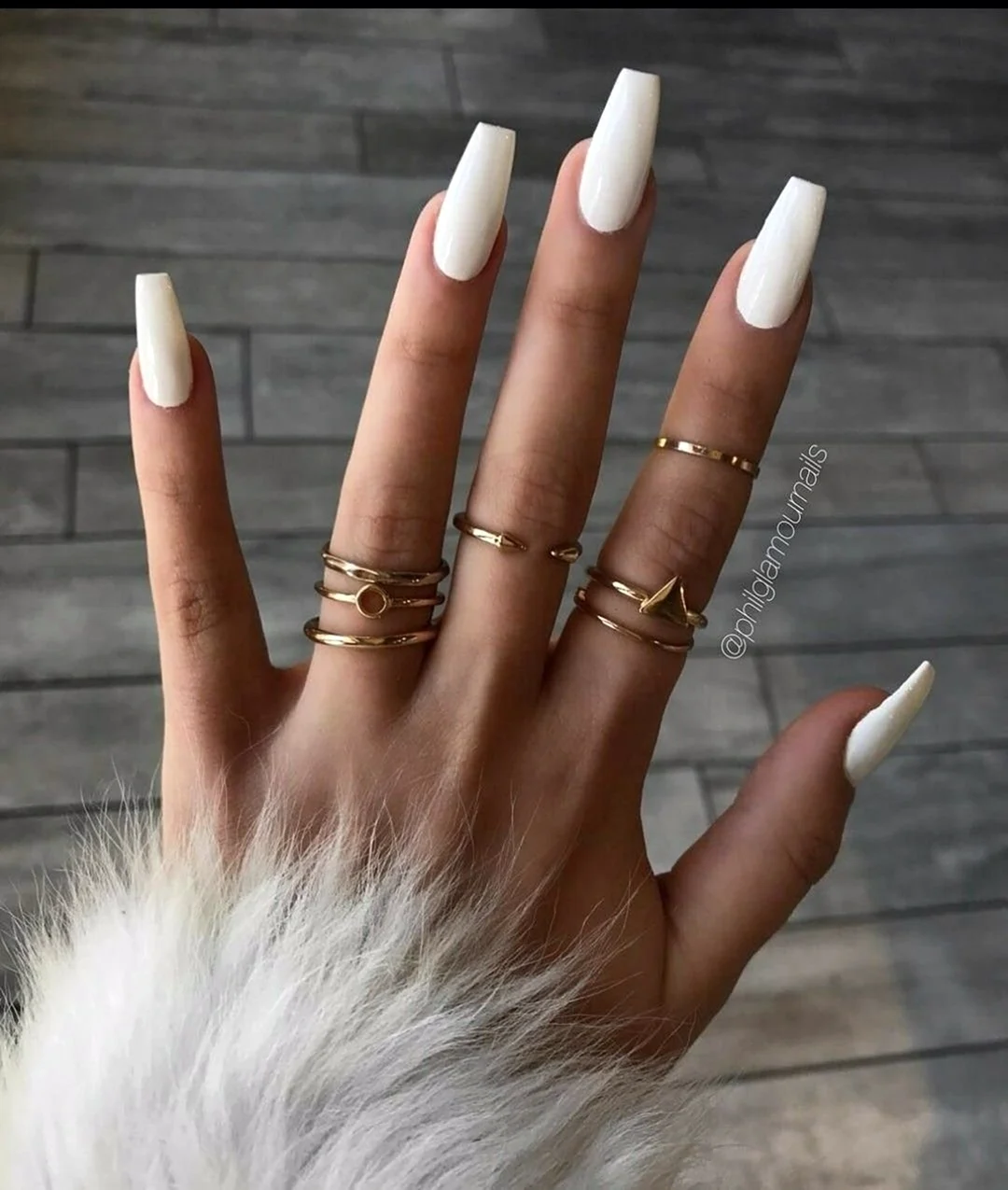 Белые длинные ногти