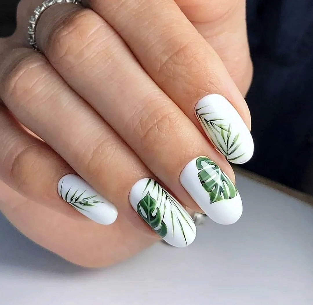 Белый маникюр с зелеными листьями