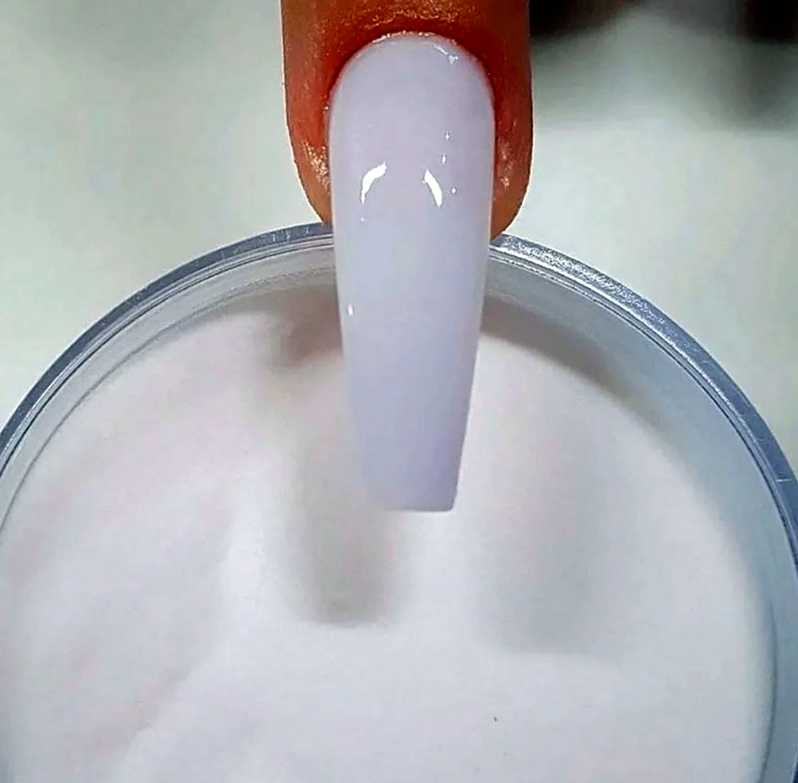 Белый прозрачный лак для ногтей