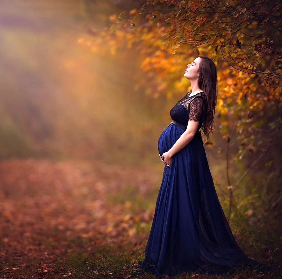 Беременная девушка в длинном платье