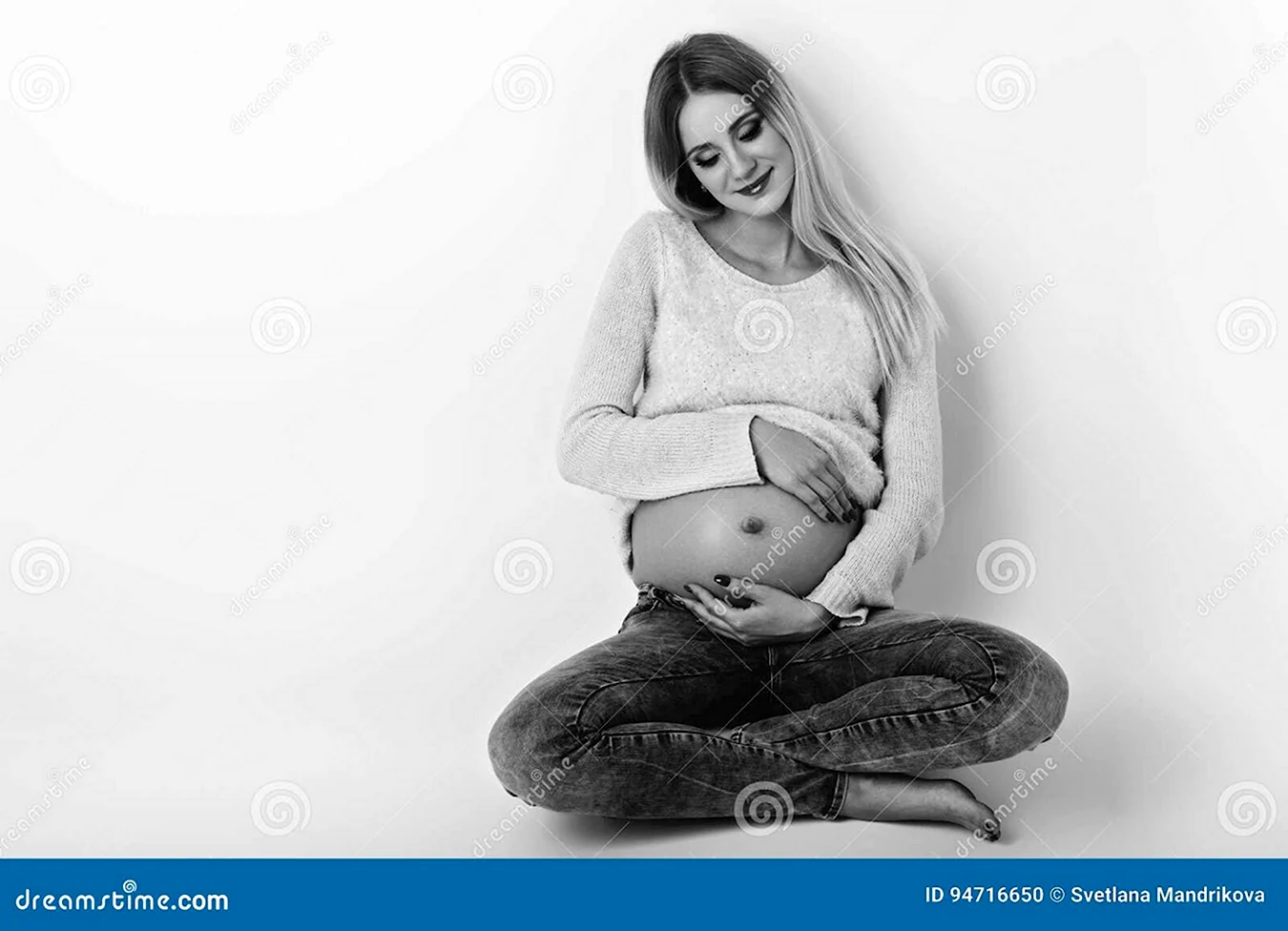 Беременная девушка в джинсах