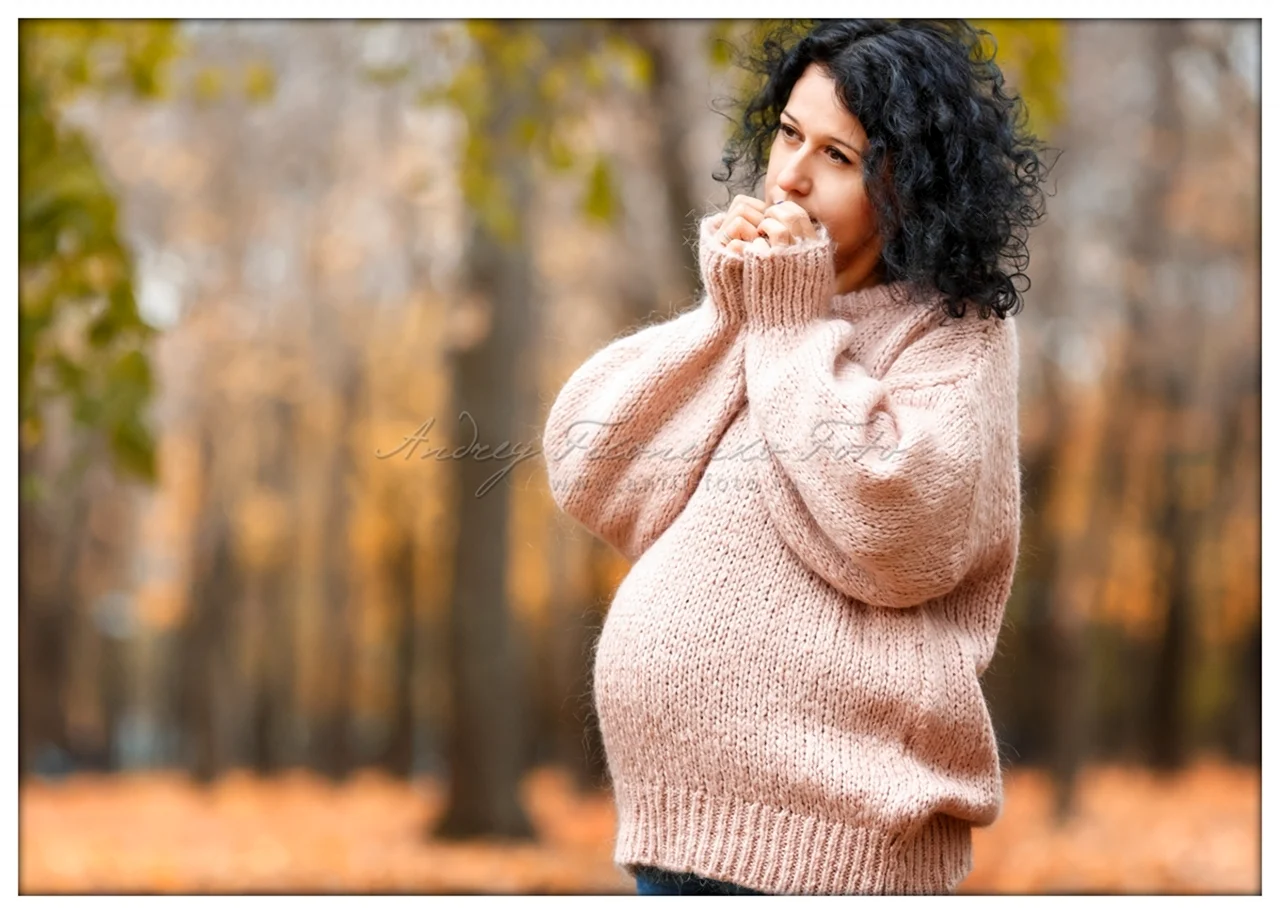 Беременная девушка в свитере
