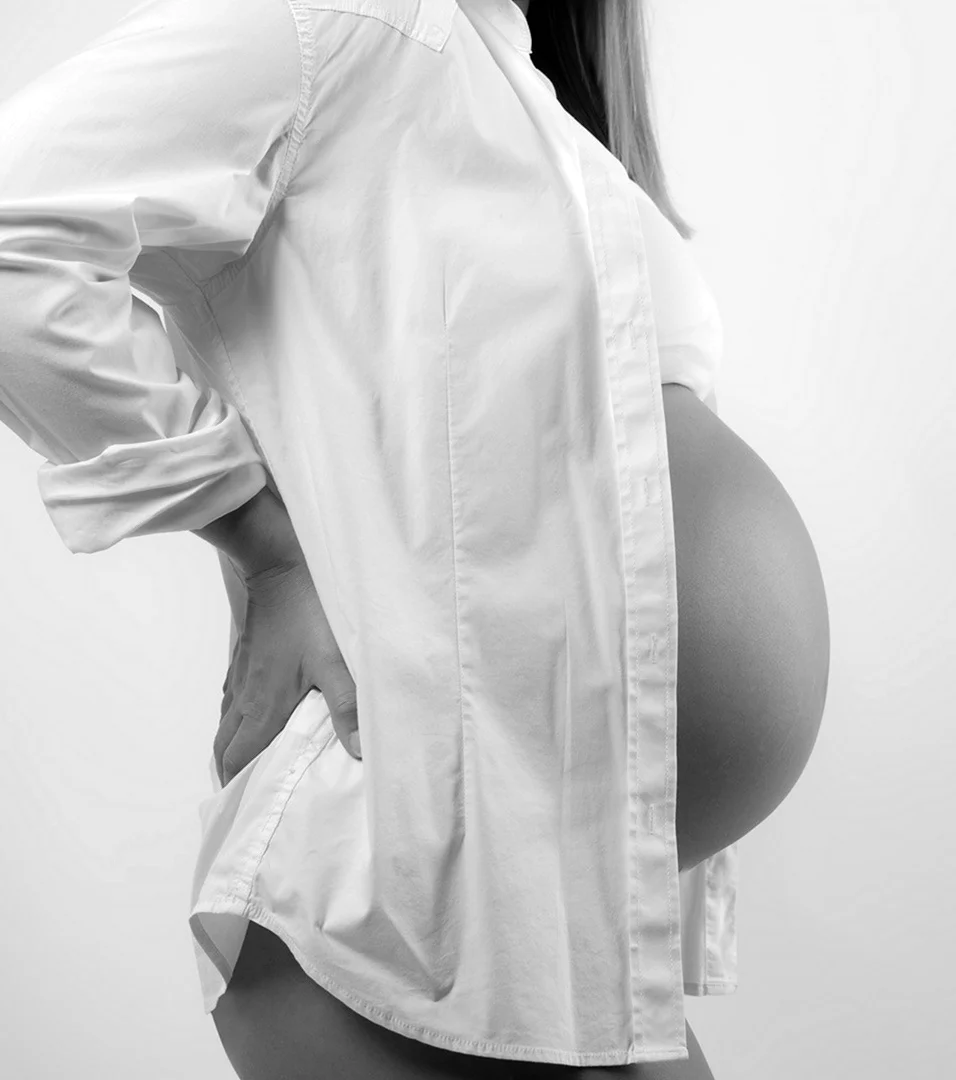 Беременная фотосессия в белой рубашке