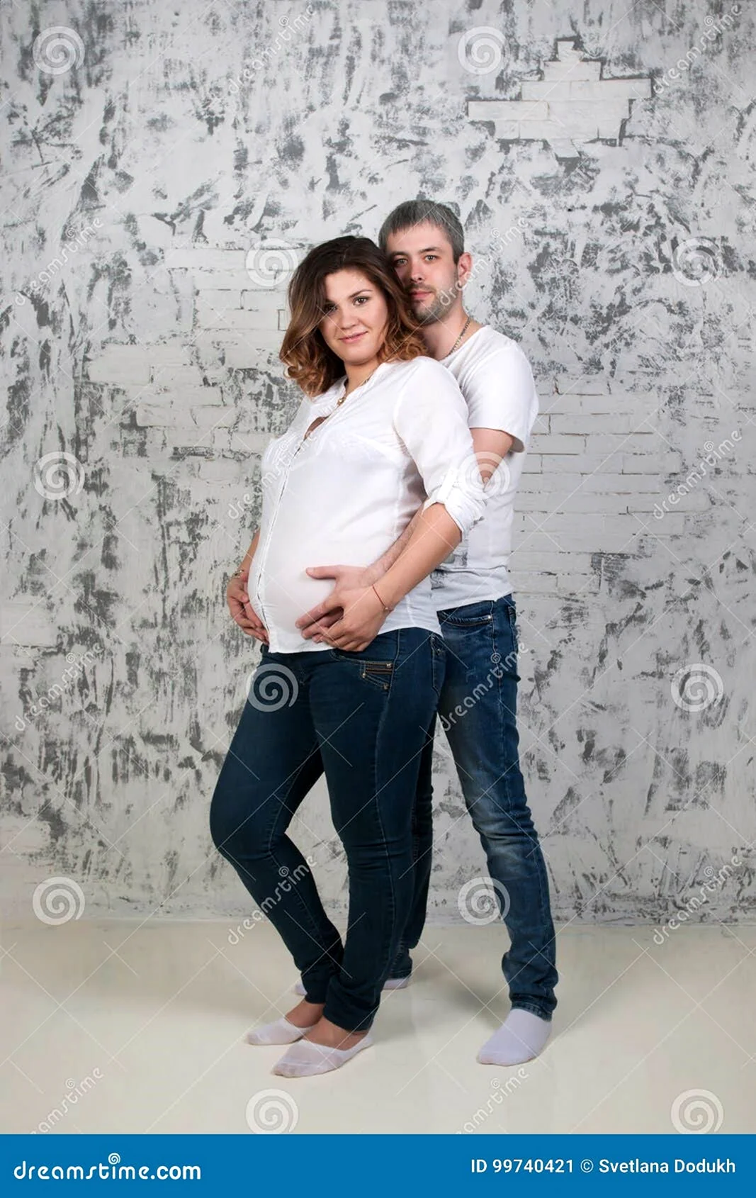 Беременная фотосессия в джинсах и белых