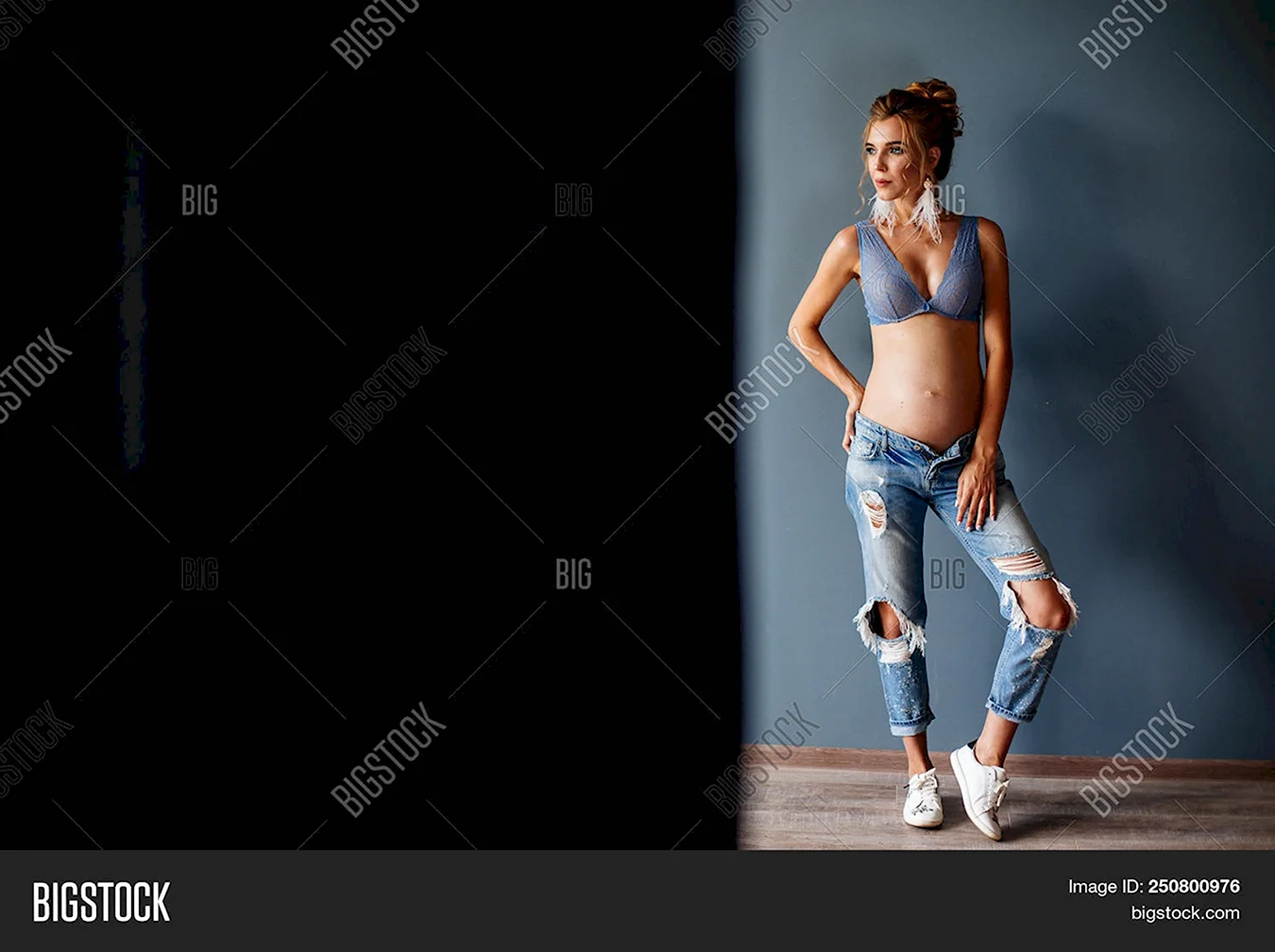 Беременная фотосессия в джинсах и джинсовой