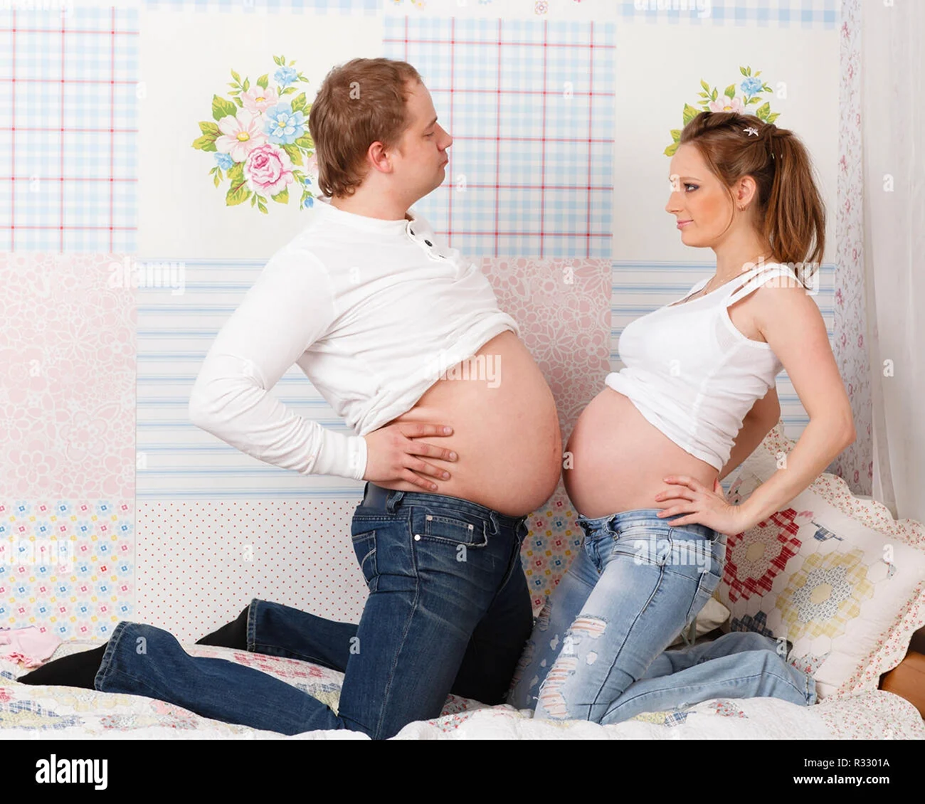 Беременная фотосессия в джинсах с детьми