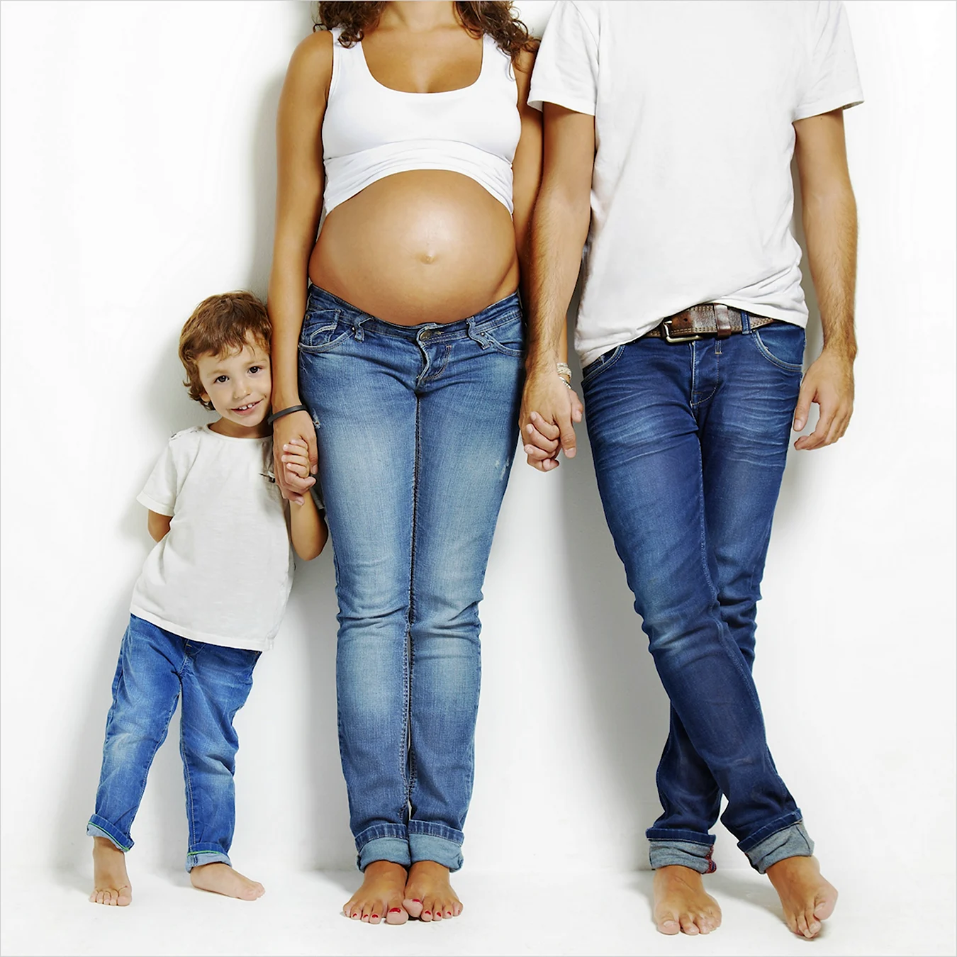 Беременная фотосессия в джинсах с семьей