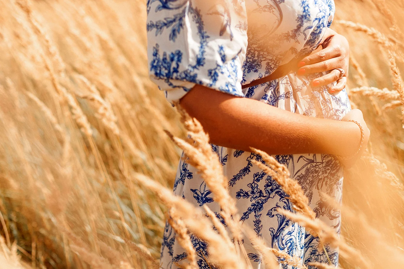 Беременная фотосессия в пшенице