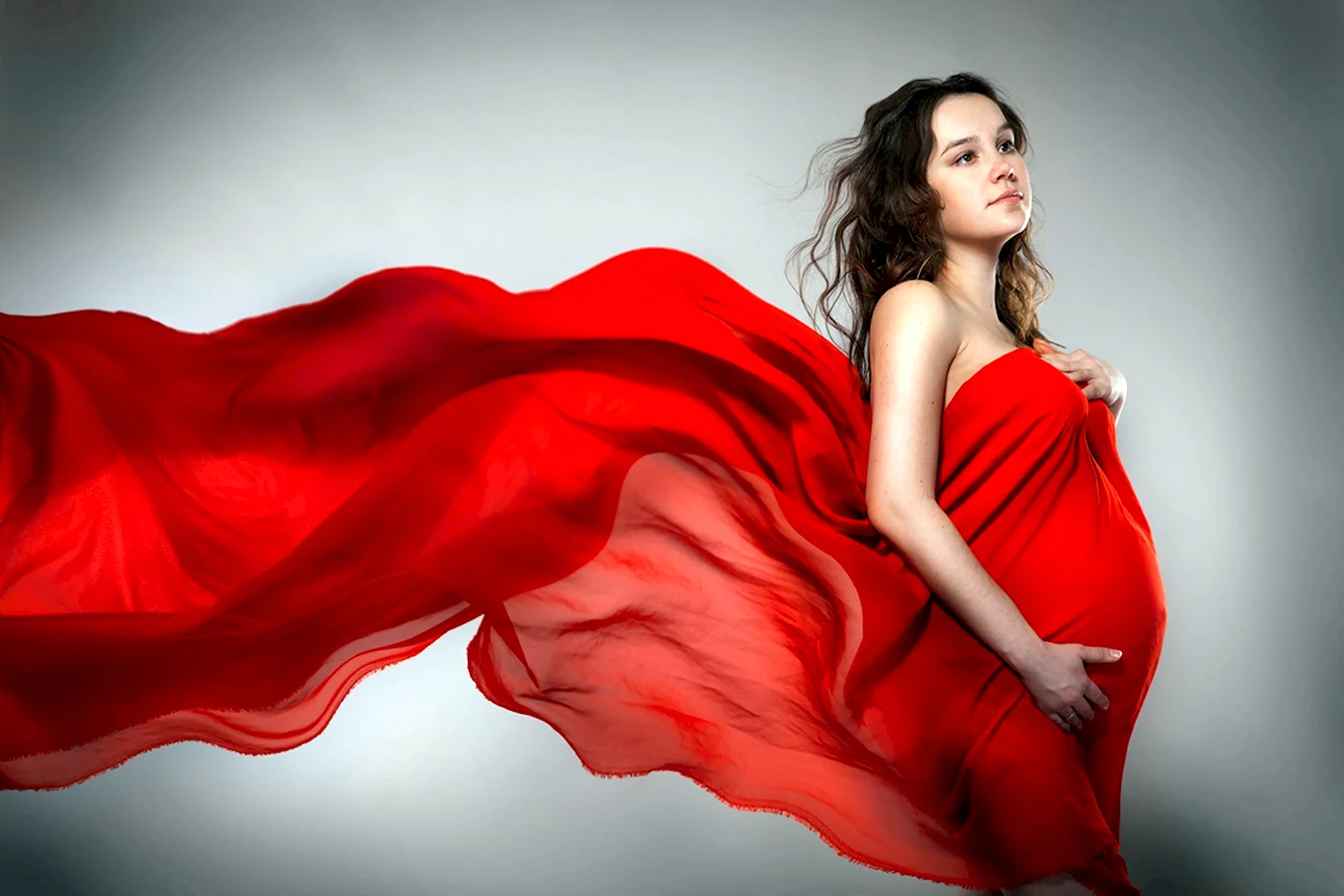 Беременная в Красном платье
