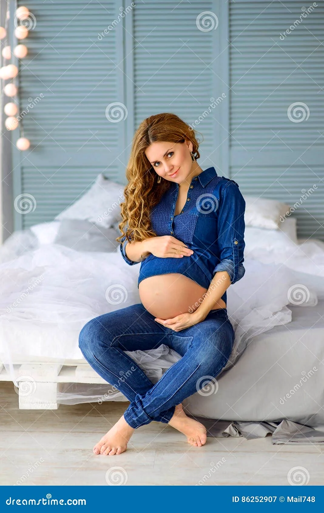 Беременная женщина в джинсах