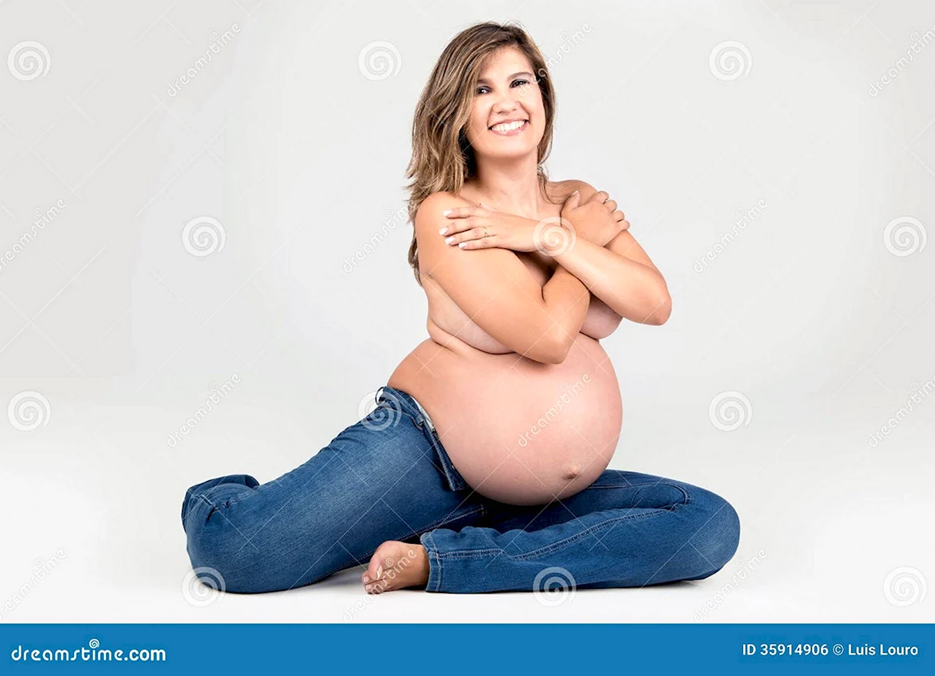 Беременная женщина в джинсах