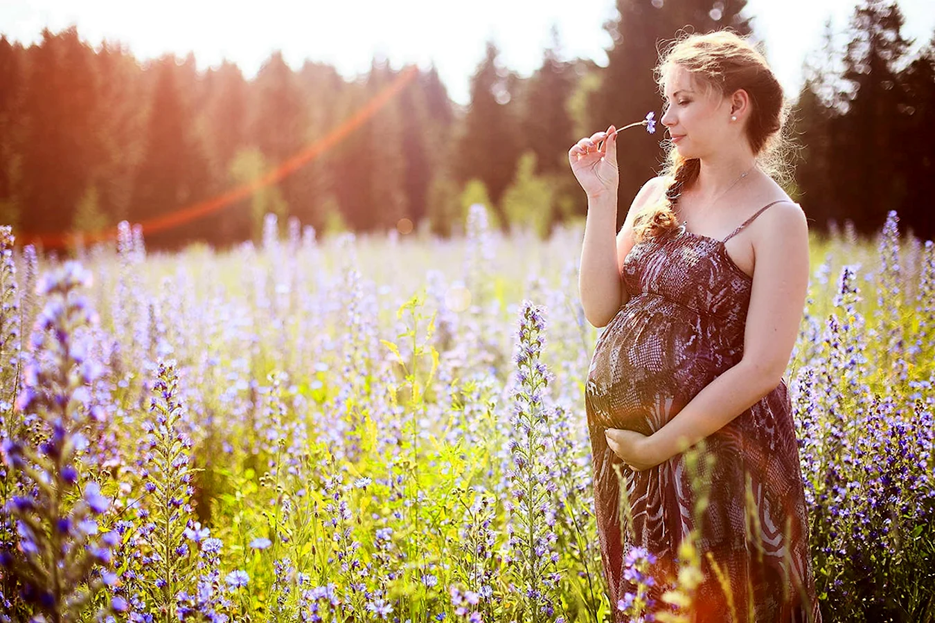 Беременные женщины на природе