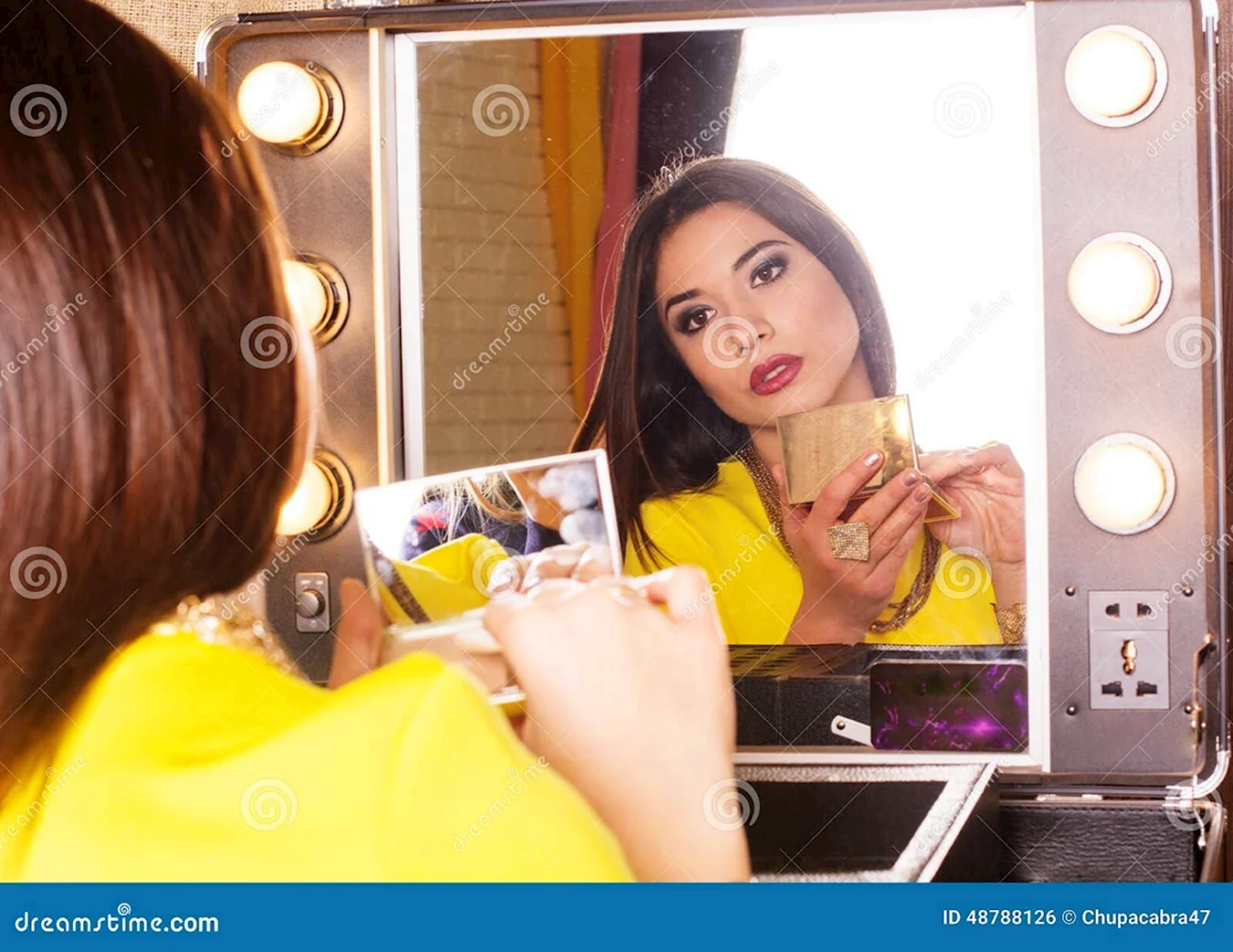 Бич макияж возле зеркала