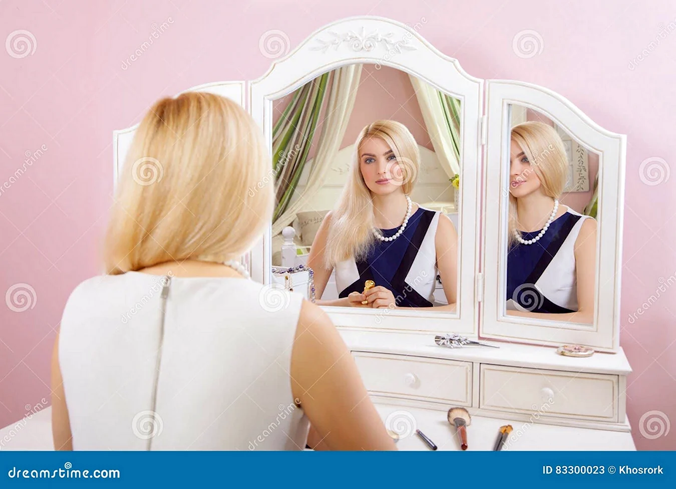 Блондинка перед зеркалом