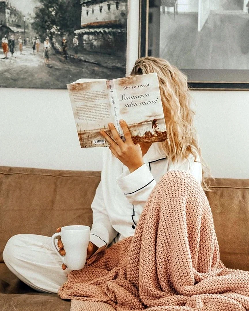 Блондинка с книжкой