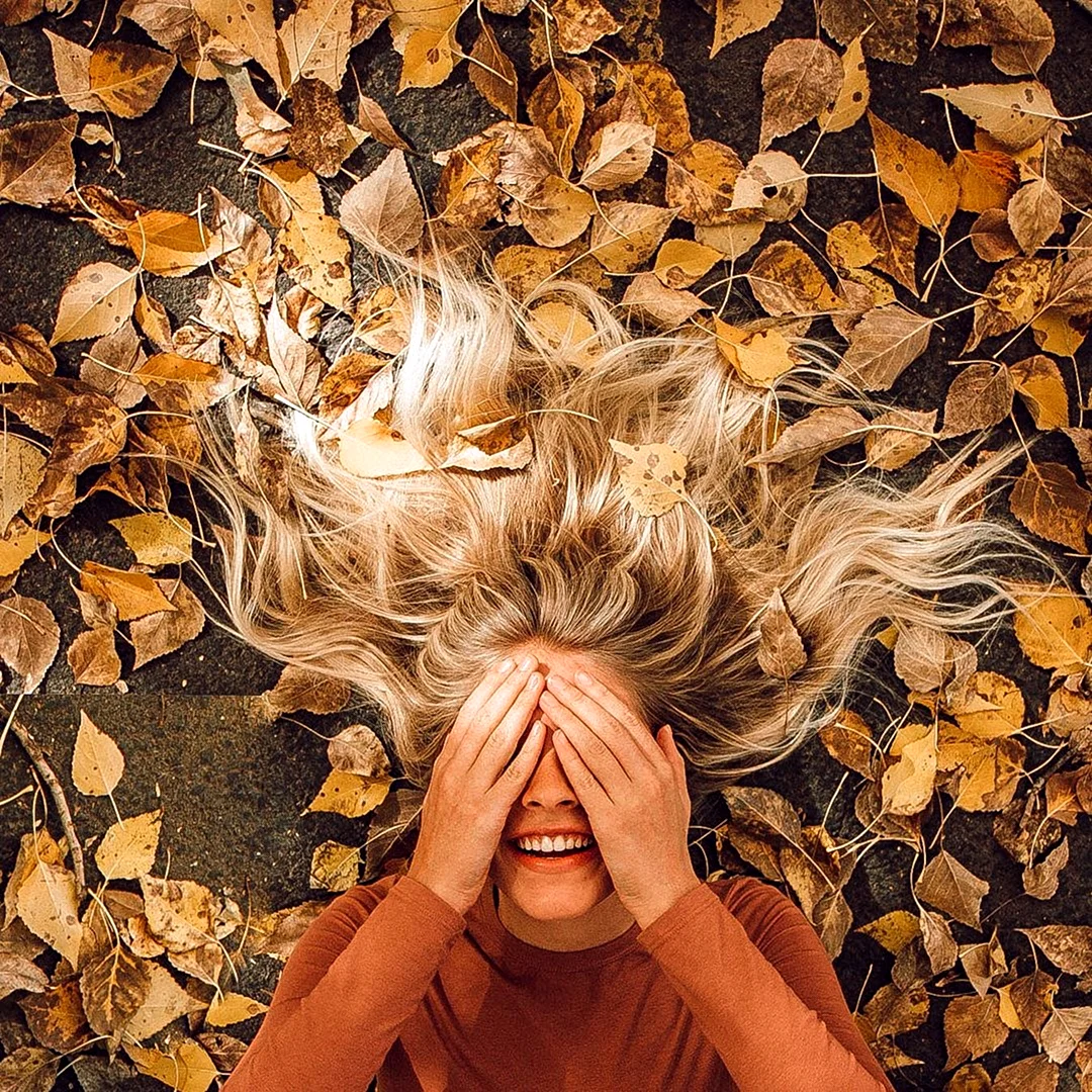 Блондинка с осенними листьями
