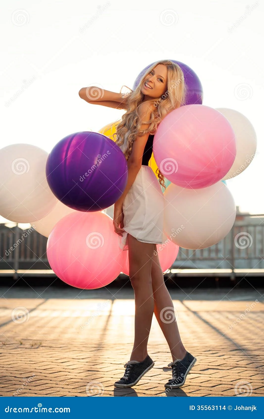 Блондинка с воздушными шарами