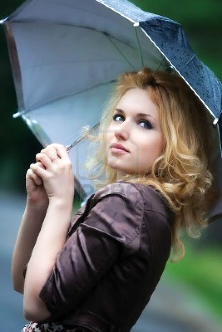 Блондинка с зонтиком