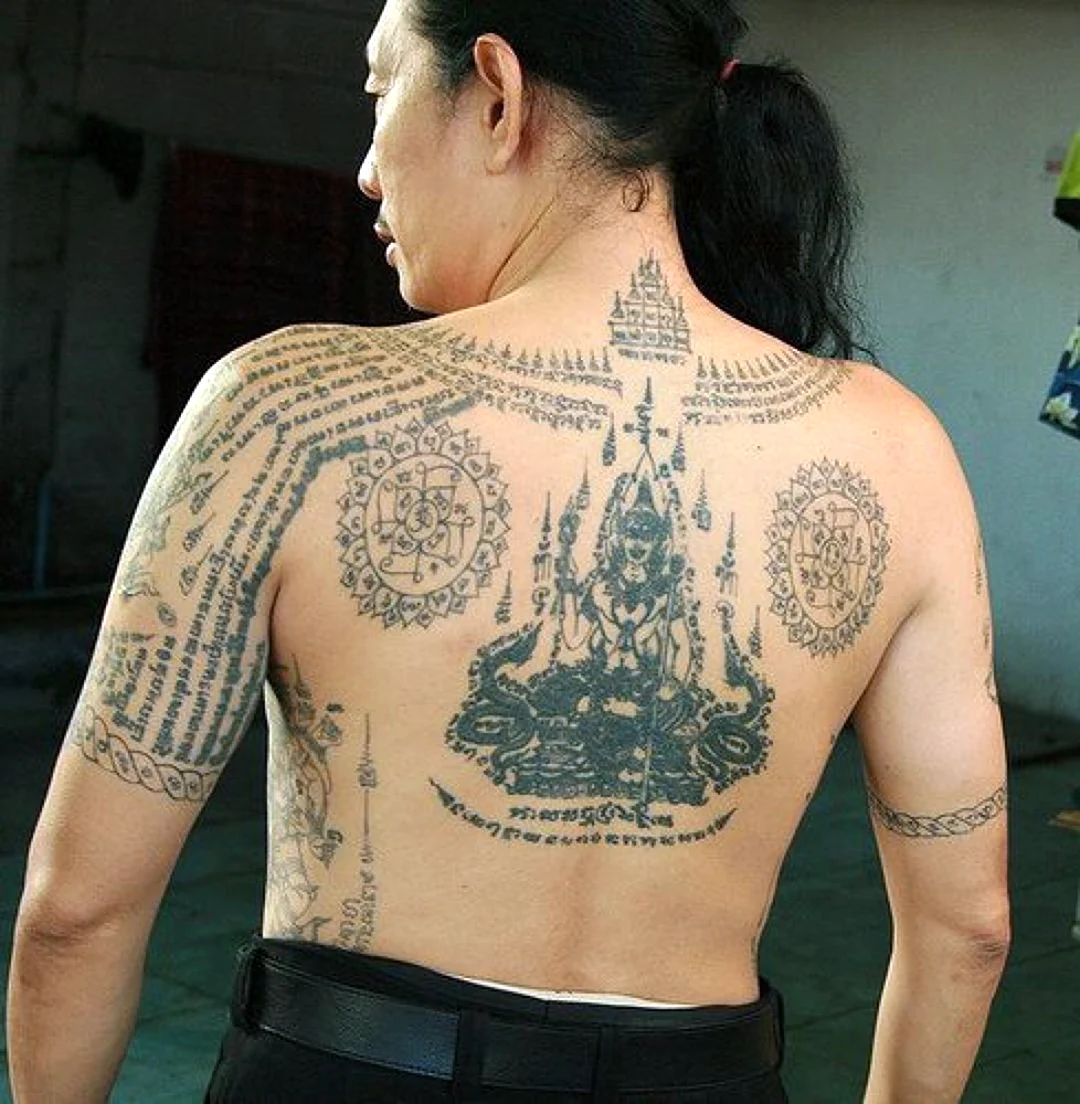 Буддийские тату на спине