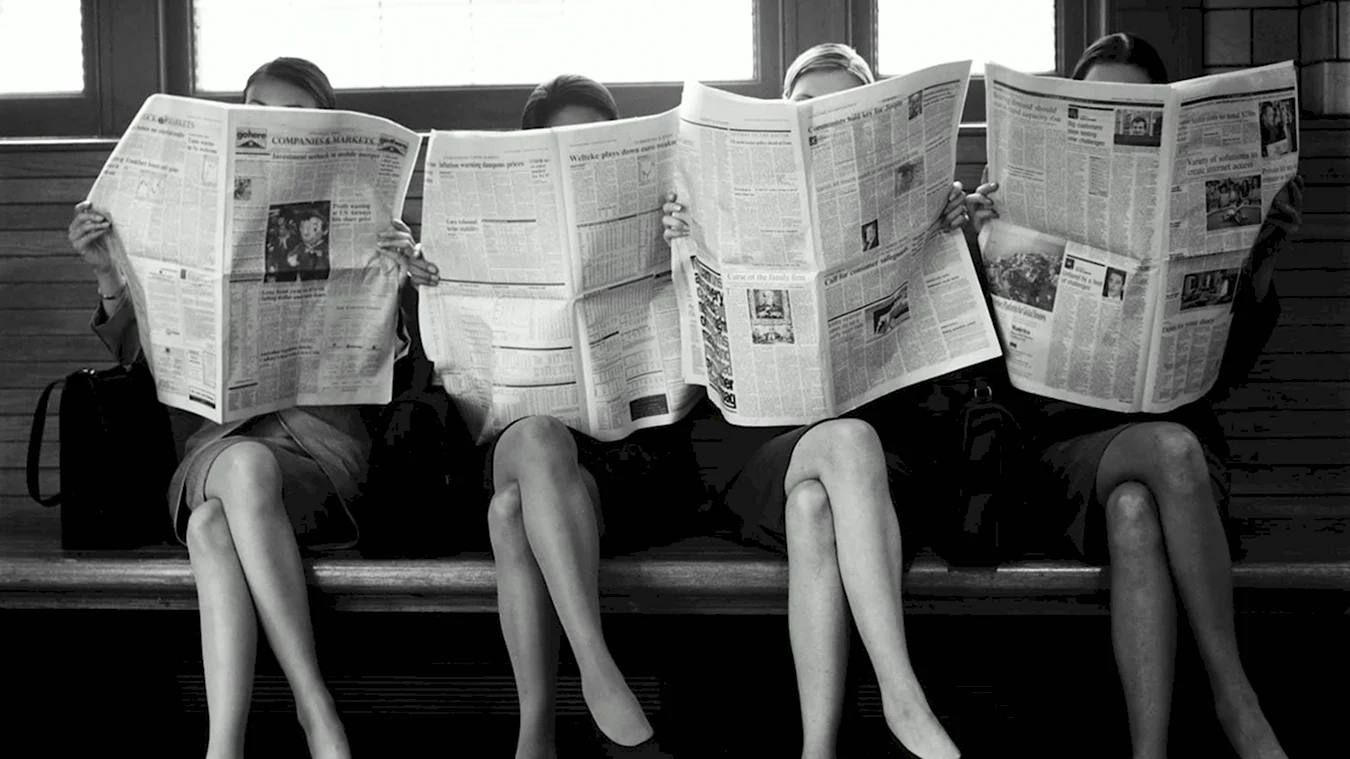 Человек читает газету