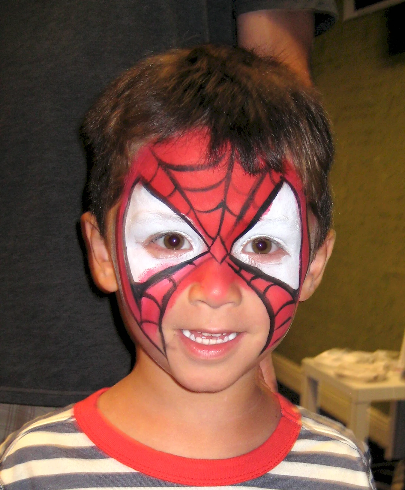 Человек паук на лице ребенка