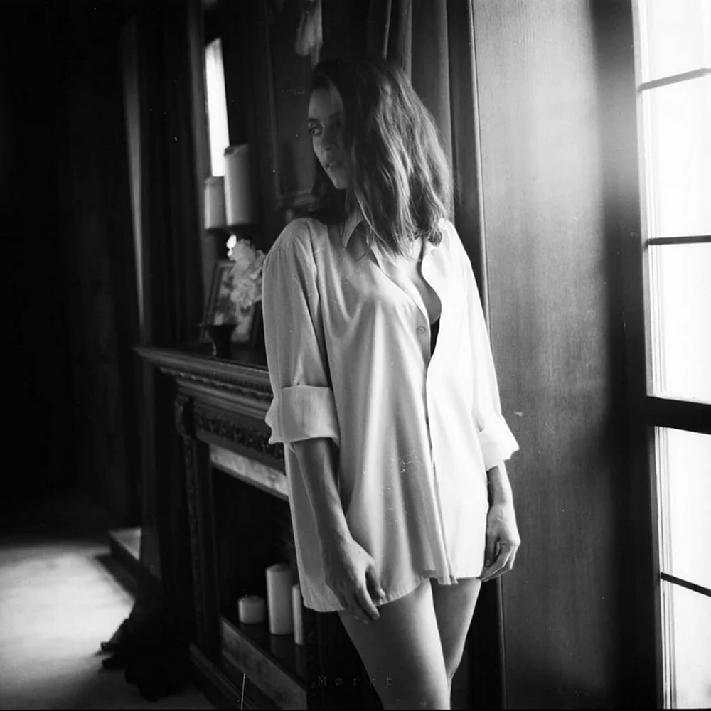 Чёрно-белая фотосессия девушки в рубашке