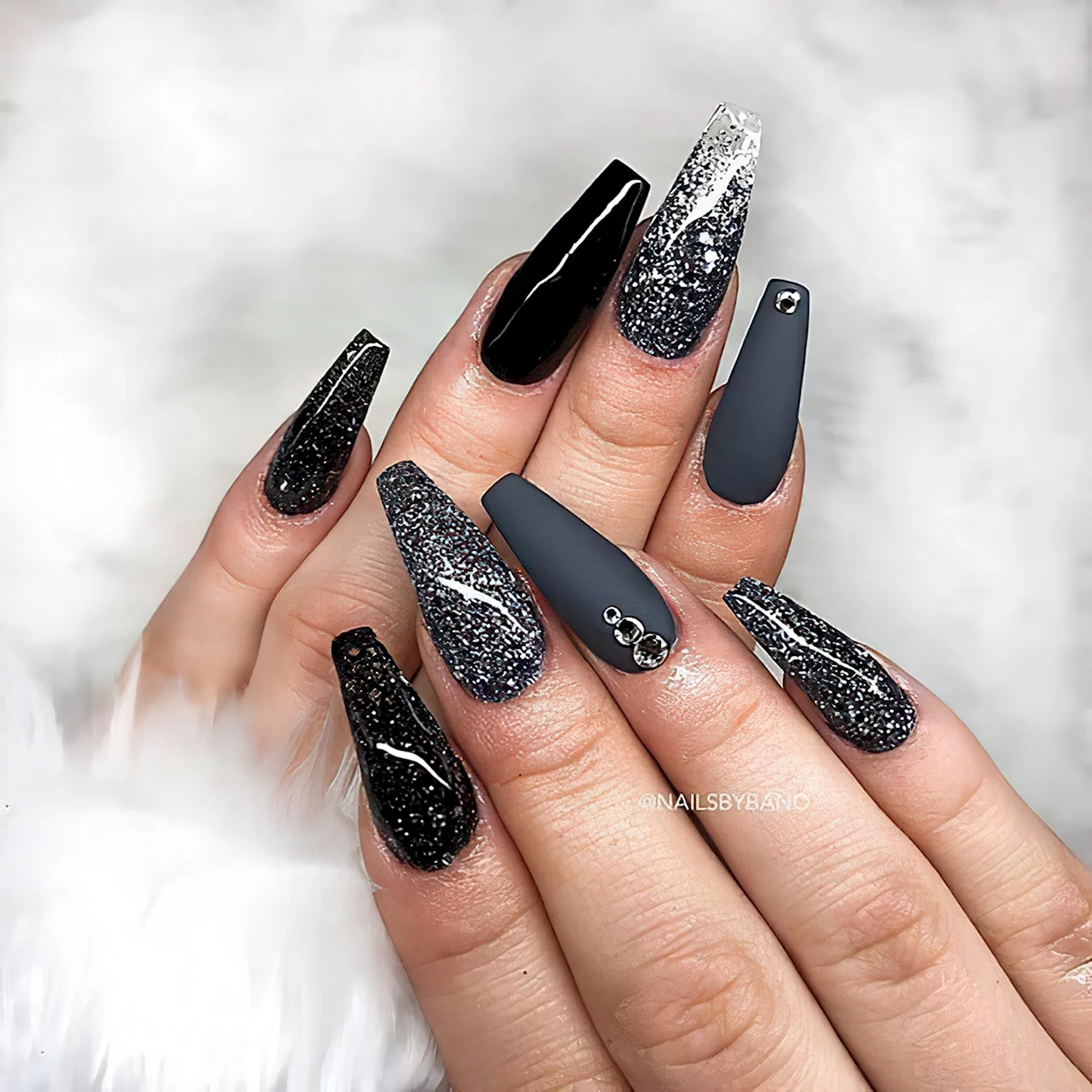 Черные блестящие ногти длинные