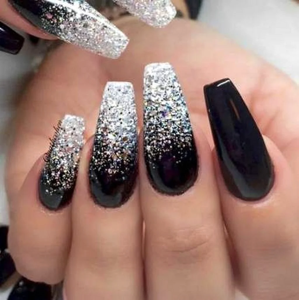 Черные ногти с блестками