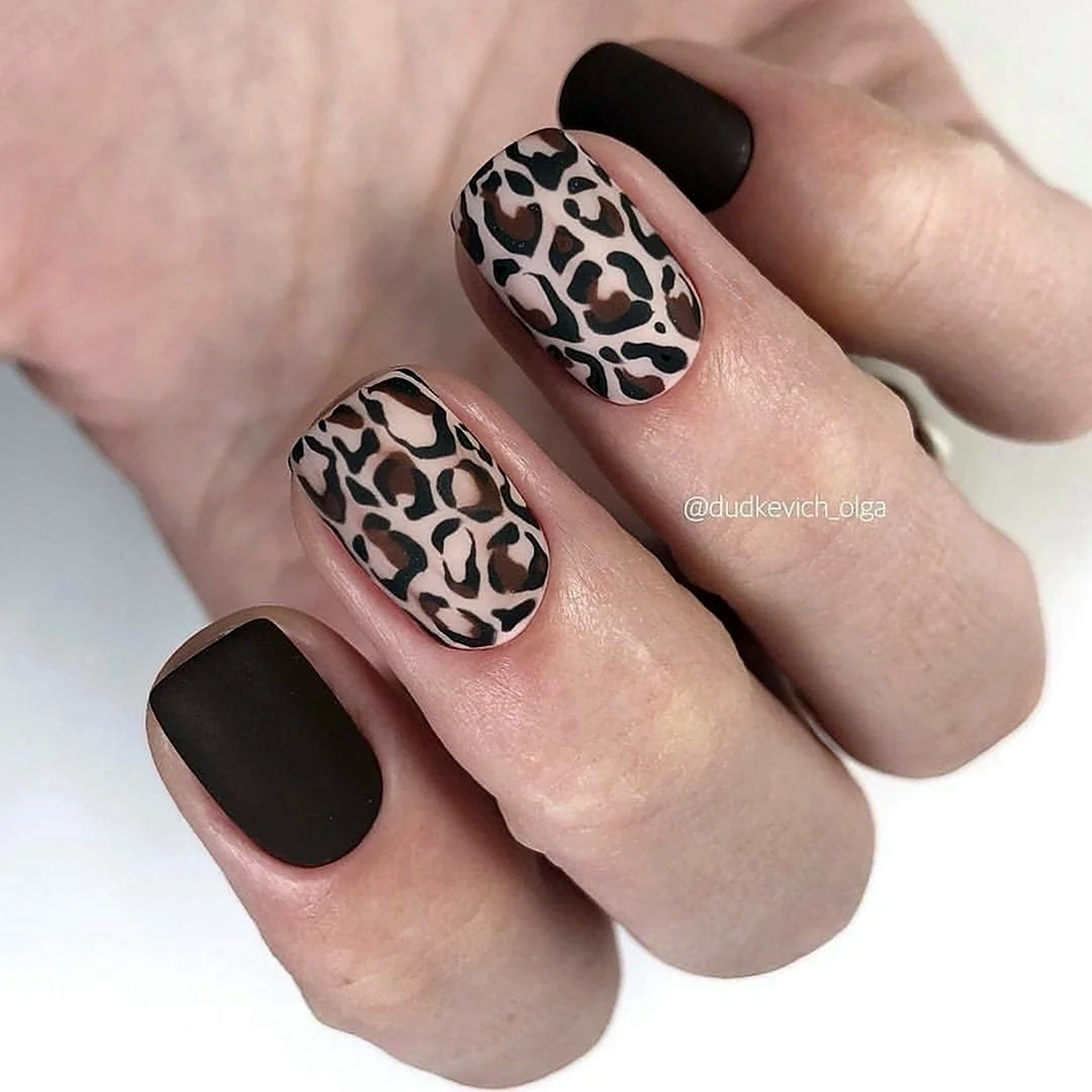 Черные ногти с леопардовым принтом