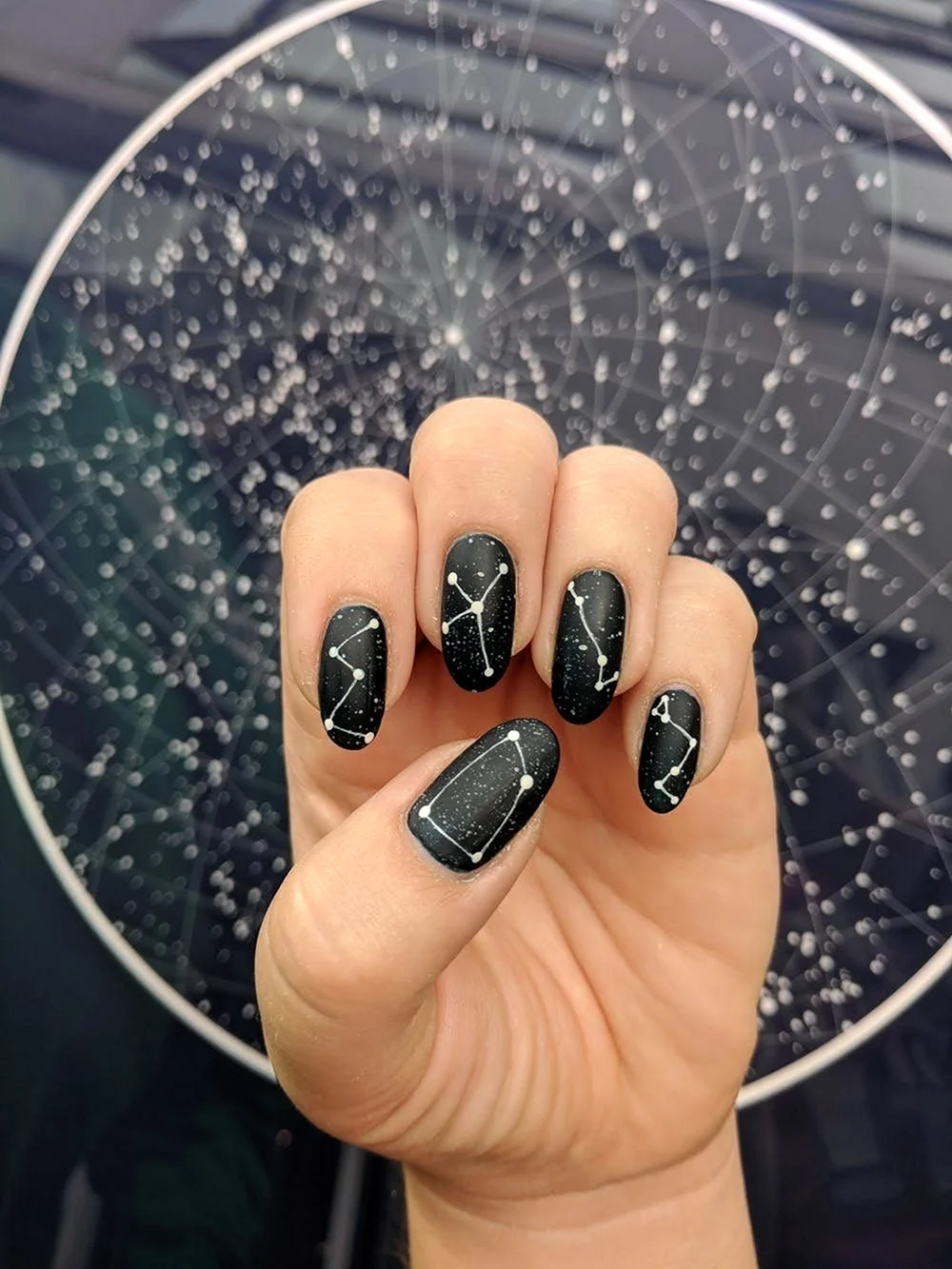 Чёрные ногти с созвездиями