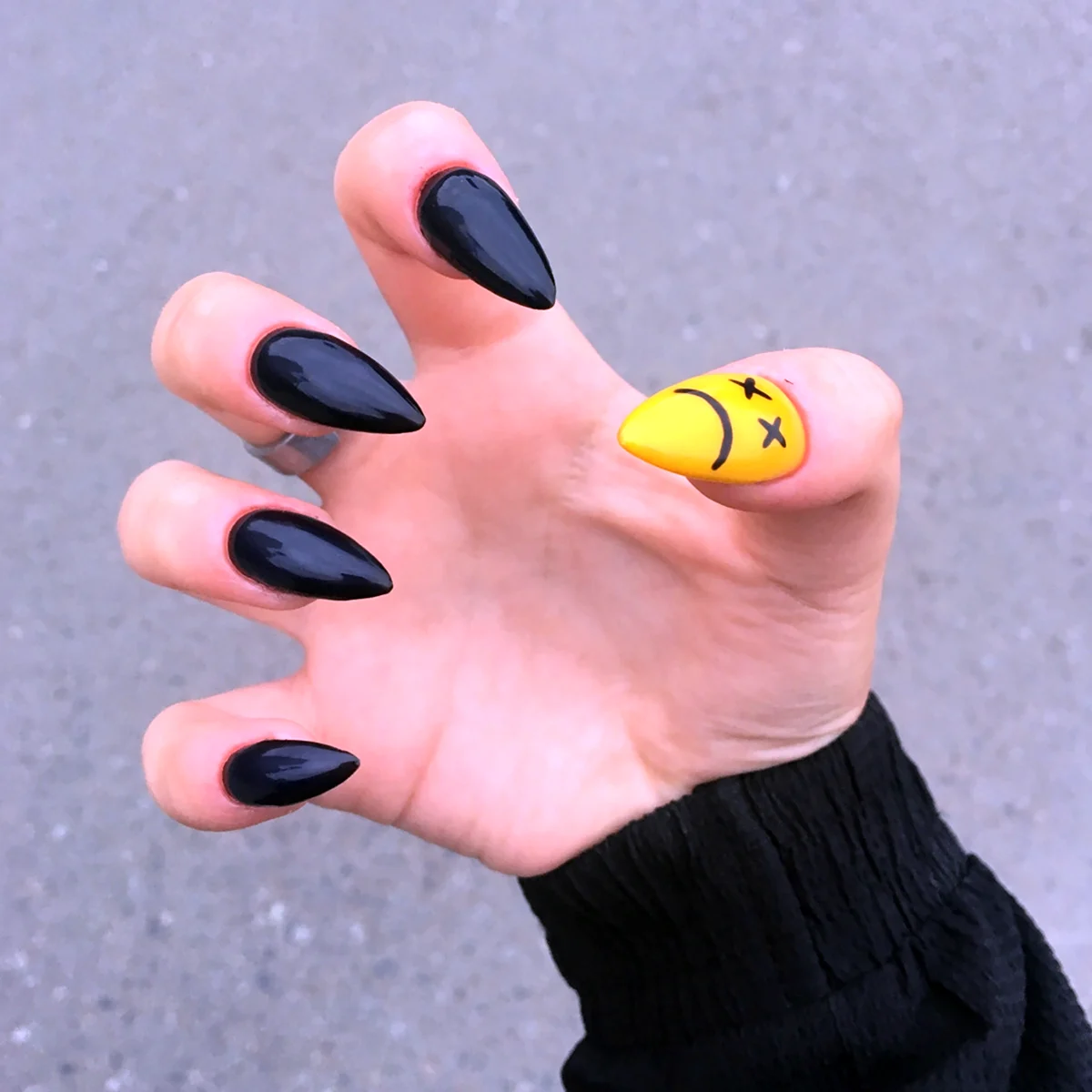 Черные ногти со смайликами