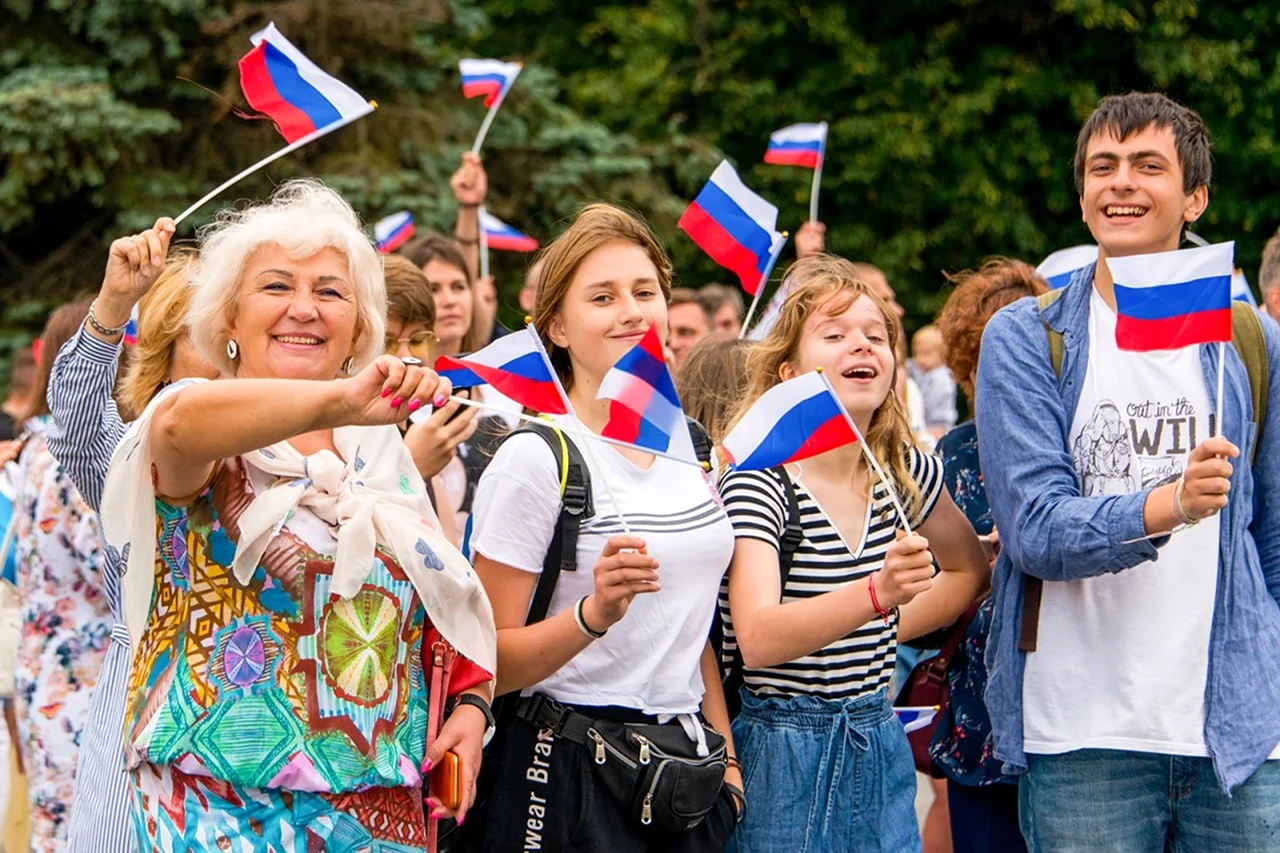 День России люди с флагами