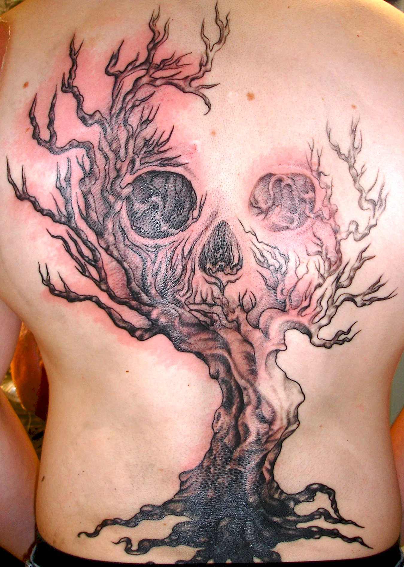 Дерево страшное тату