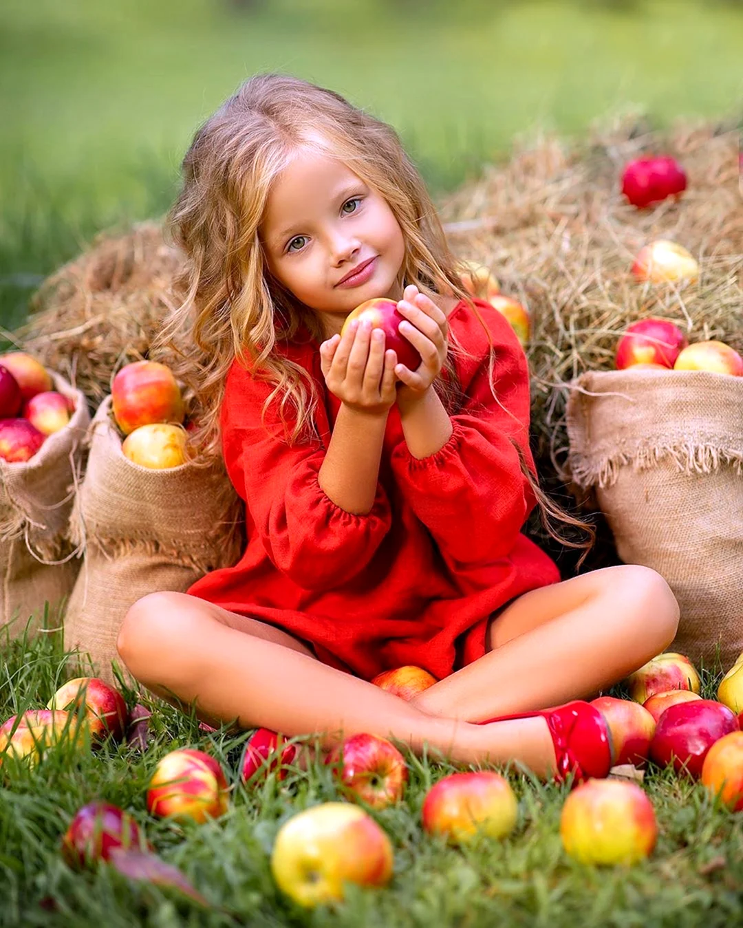 Девочка с яблоками