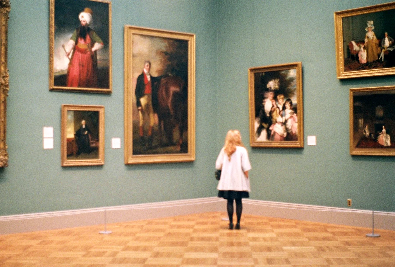 Девочка в картинной галерее
