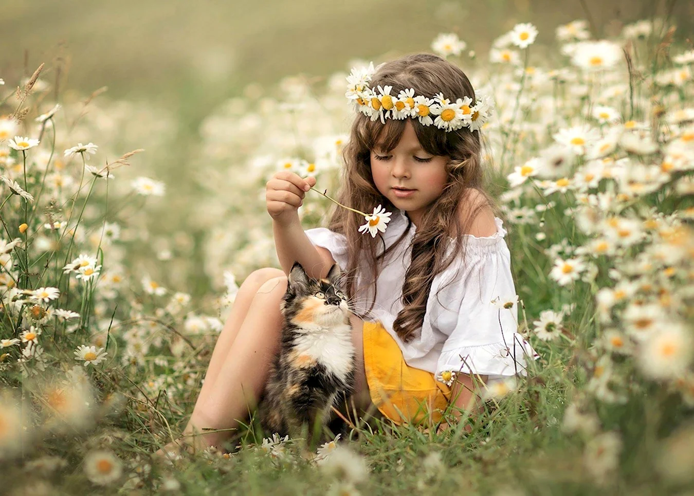 Девочка в венке из цветов