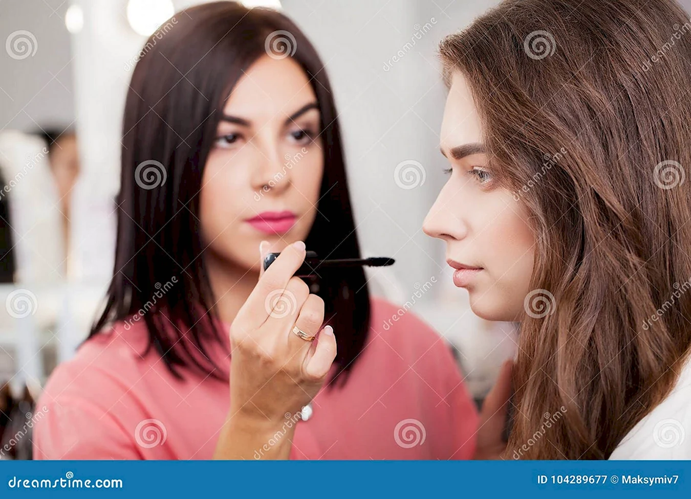 Девочки делают друг другу макияж