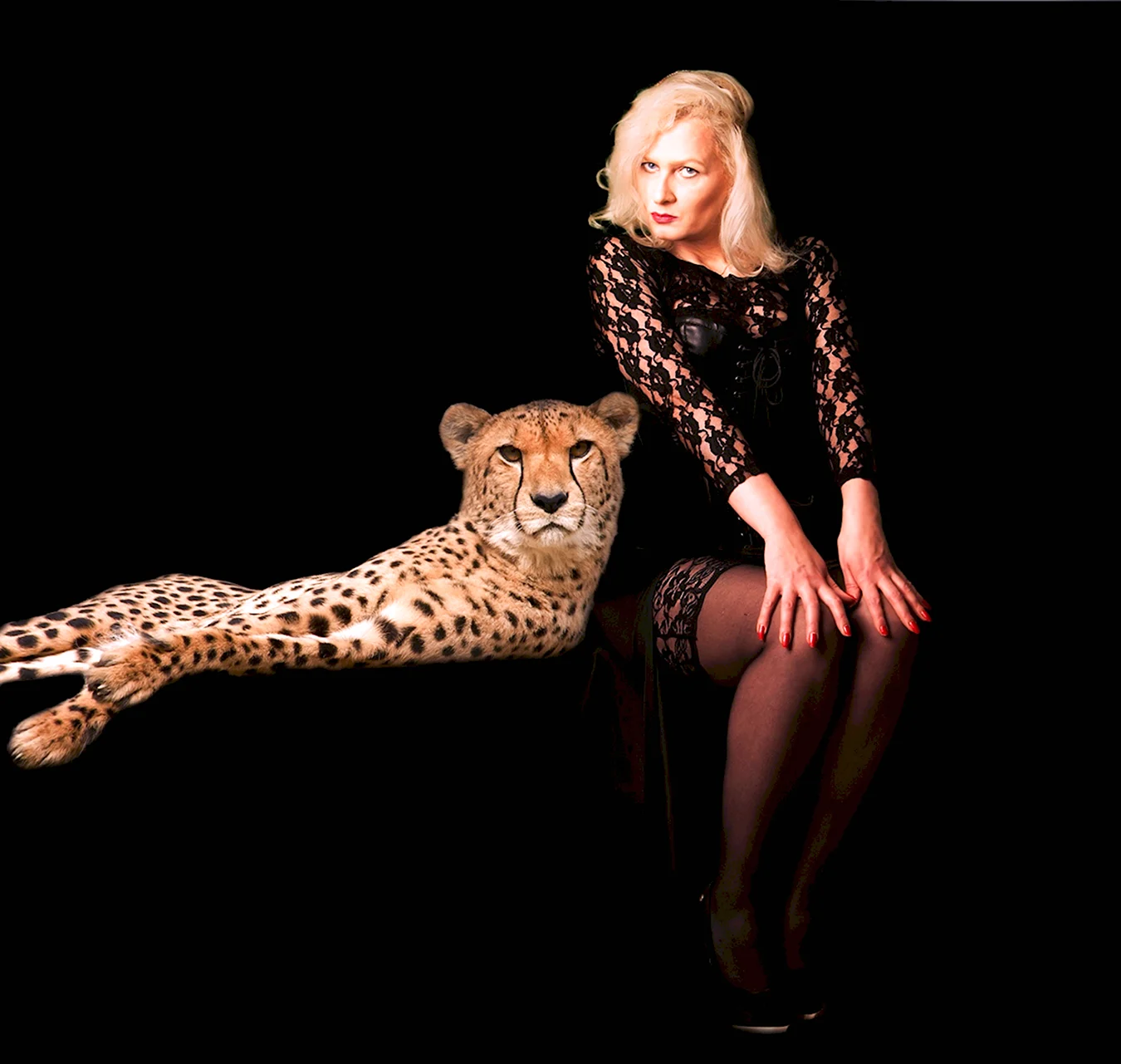 Девушка и леопард