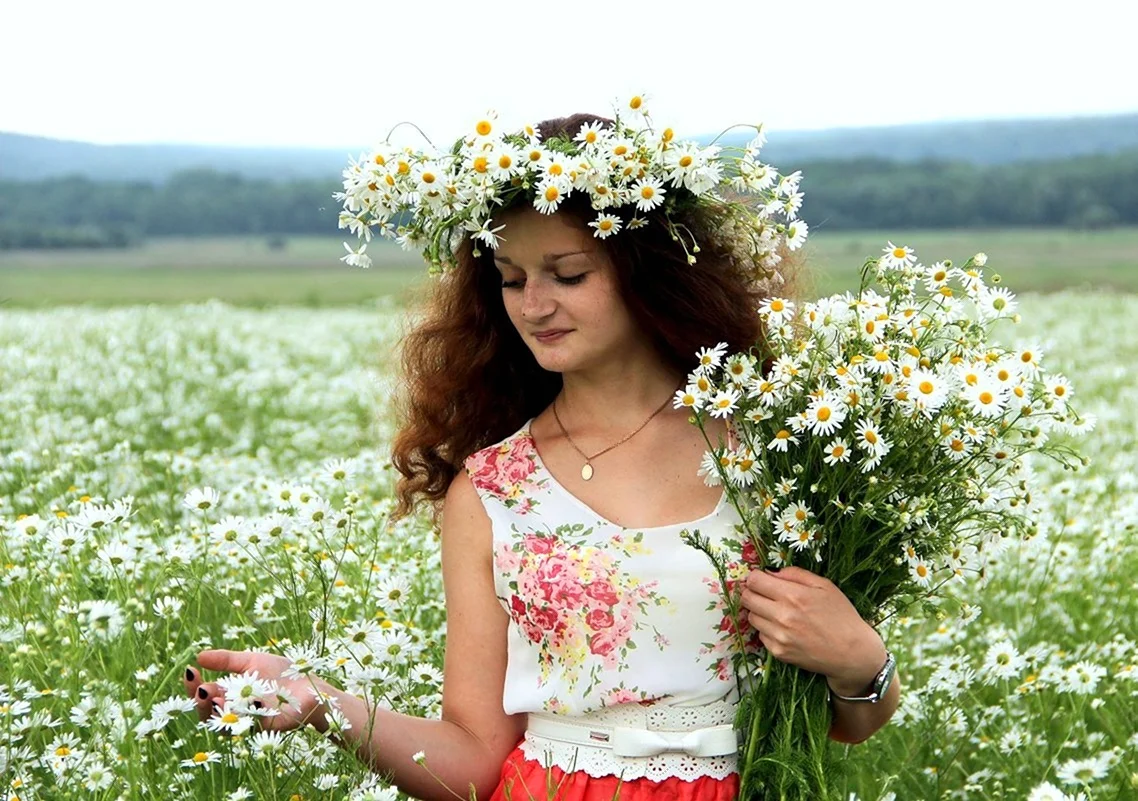 Девушка и полевые цветы