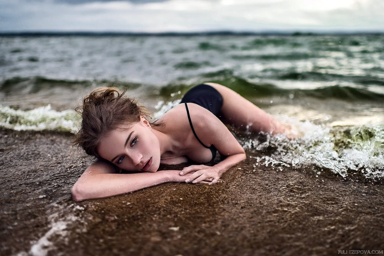 Девушка лежит на море