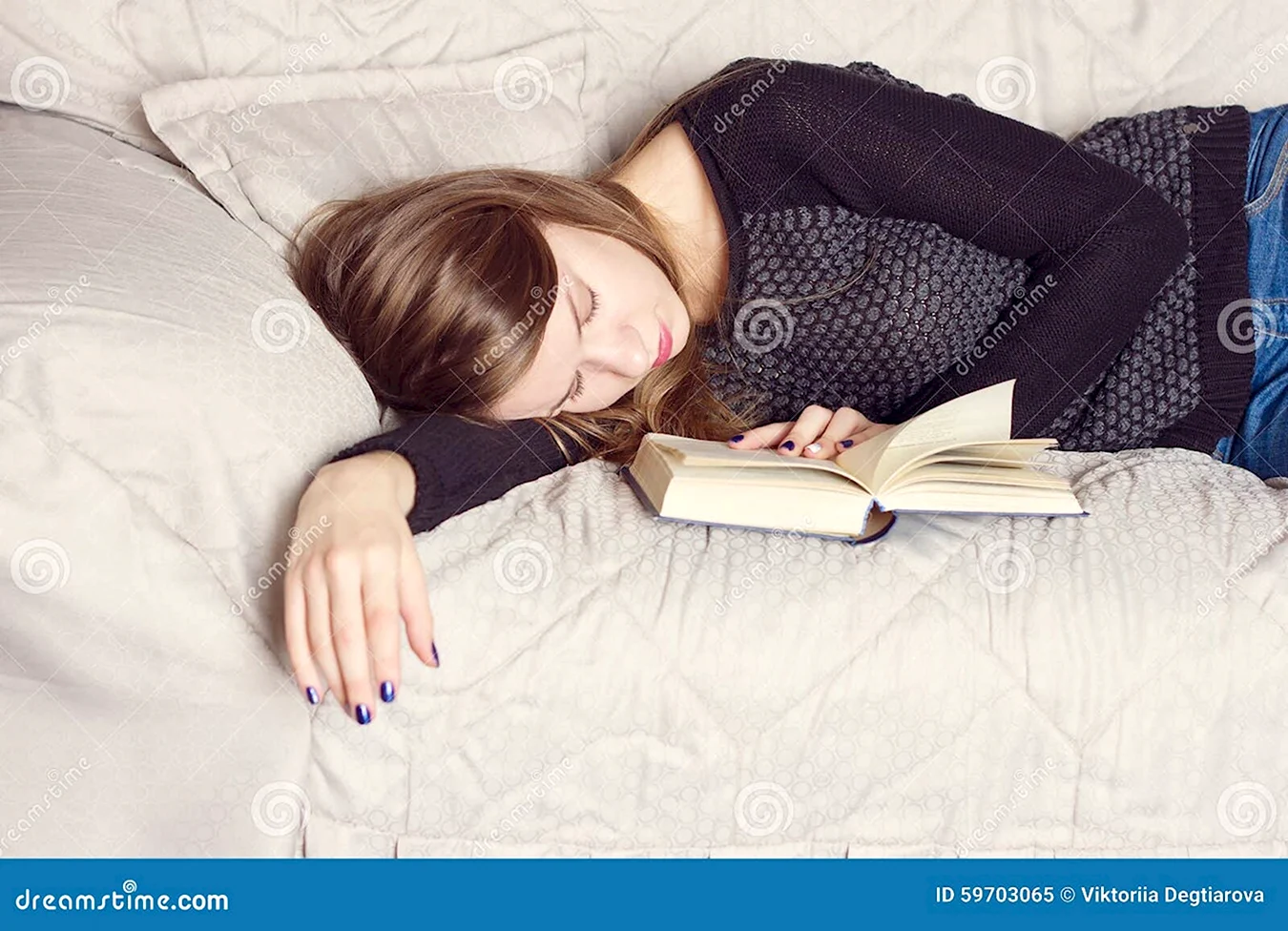 Девушка лежит с книгой