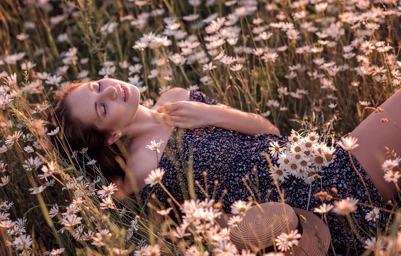 Девушка лежит в поле